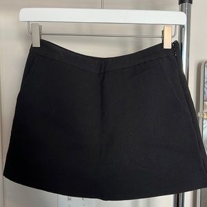 Forever 21 black mini skort with two front pockets and a side zip size 25